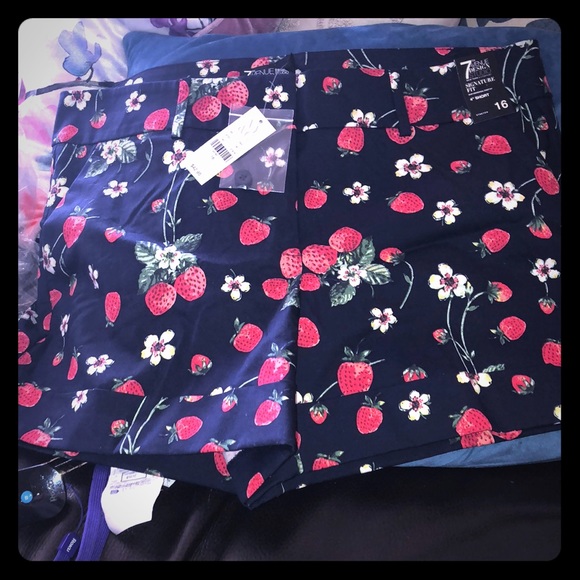 New York & Company Pants - NWT NY&CO 7th avenue design strawberry print short